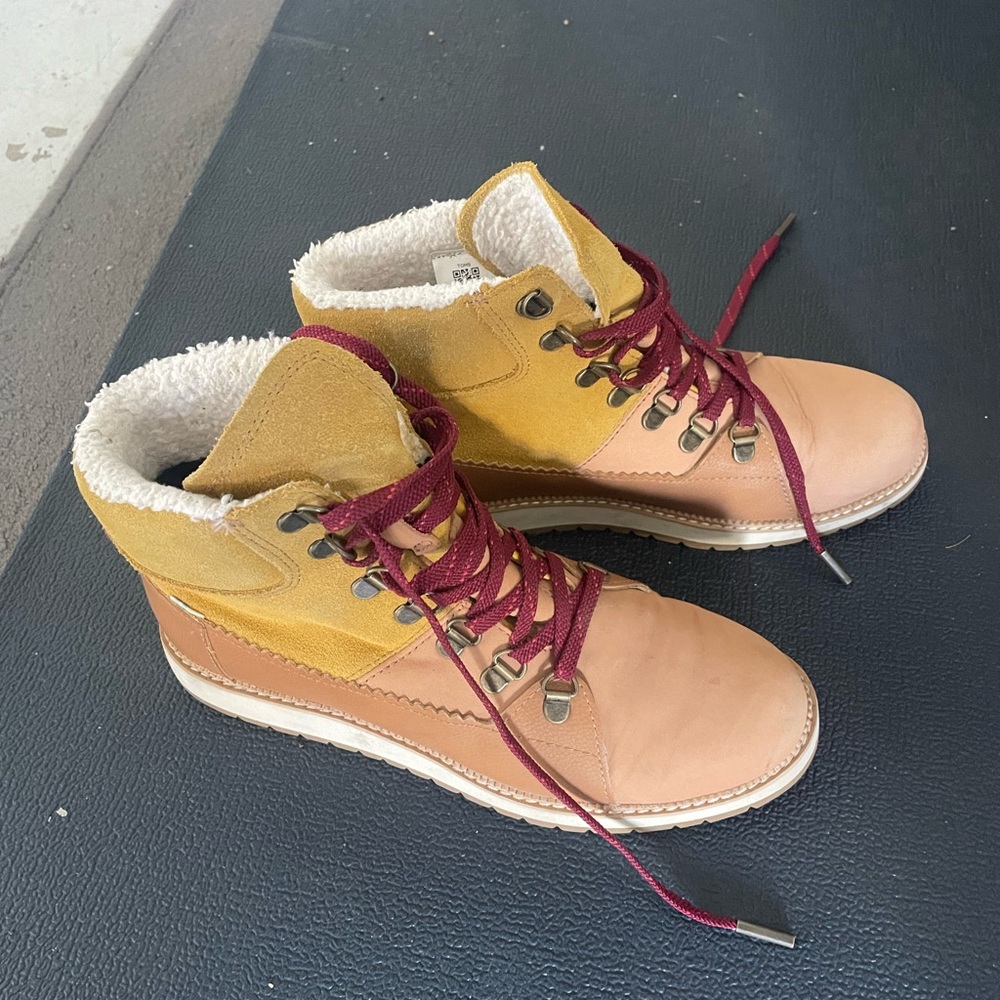Tom’s Waterproof Mesa Lace-Up Sherpa-Lined Boots in Honey Nubuck/Suede